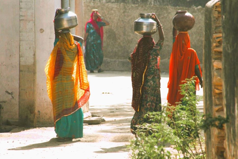Mujeres cargando agua 1